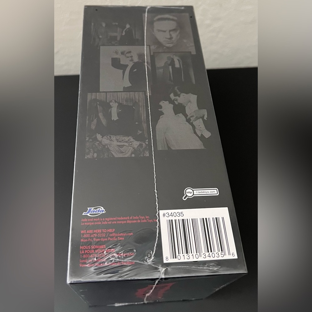 Bela Lugosi Dracula 6" Moveable Figure with Accessories - Picture 5 of 6